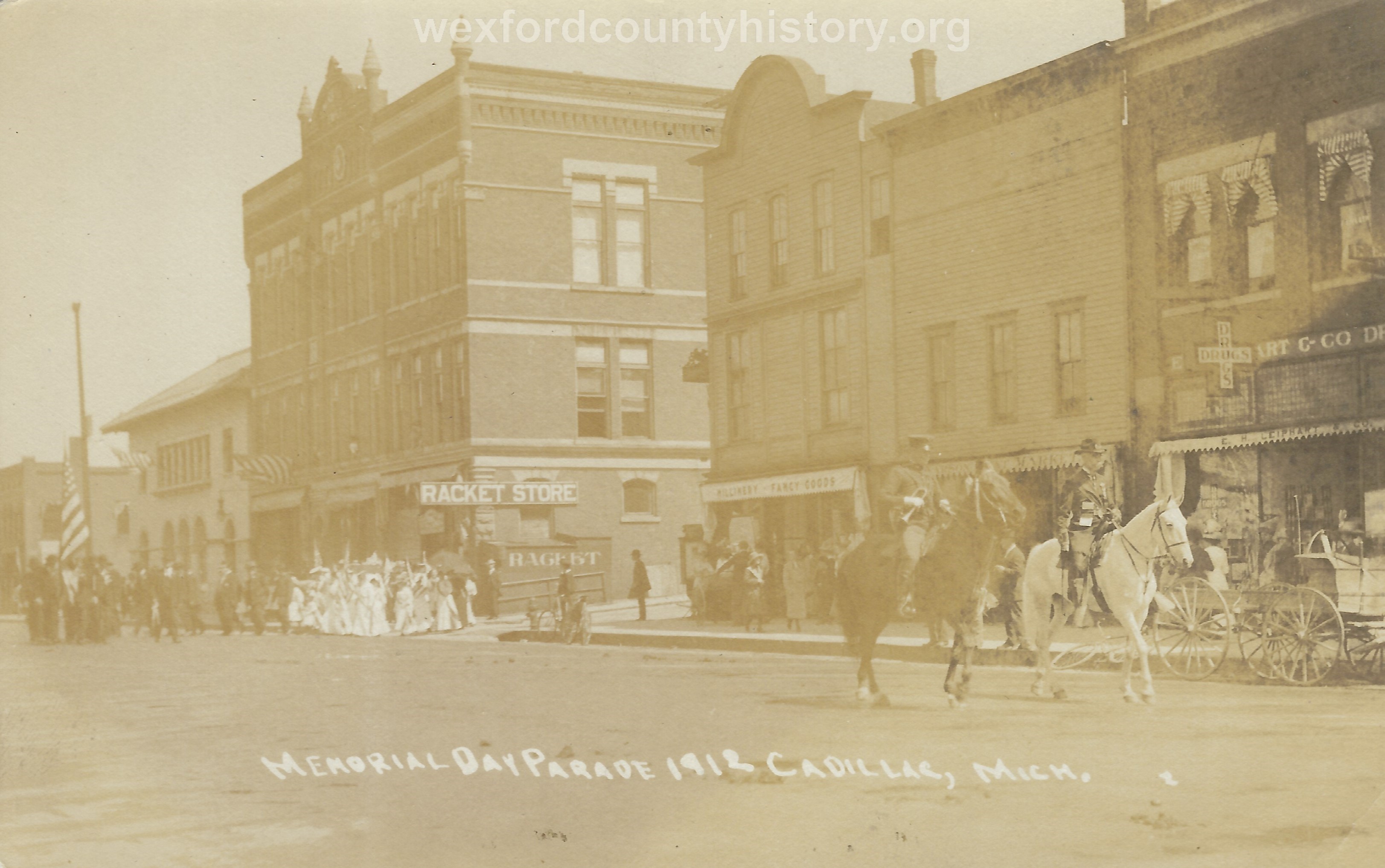 Cadillac-Parade-1912-Memorial-Day-Parade-Intersection-of-Beech-and-North-Mitchell-Street-Masonic-Building-Cummer-Diggins-Office
