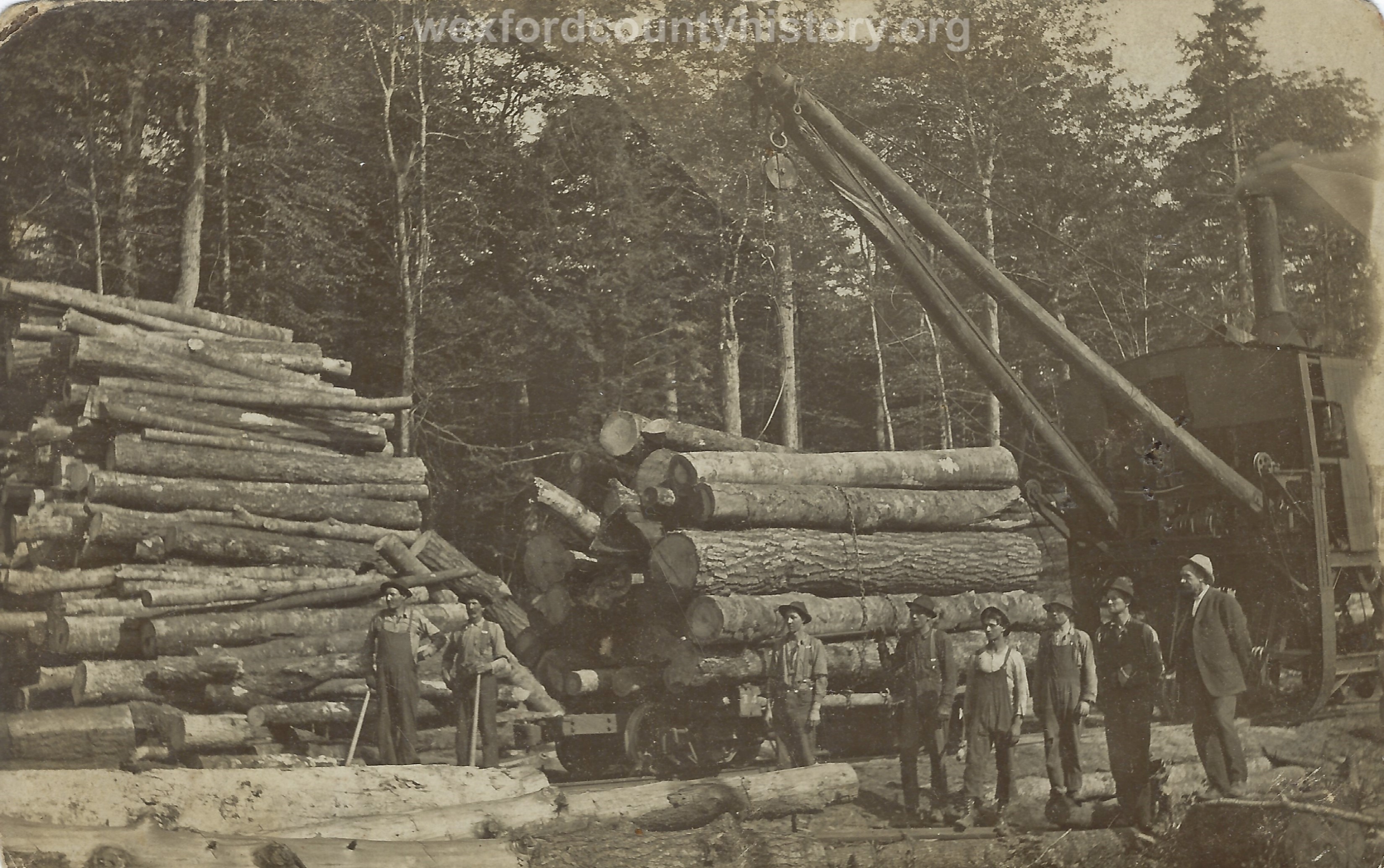 Cadillac-Lumber-Lumberjacks-Loading-Logs-WIth-An-Early-McGiffert